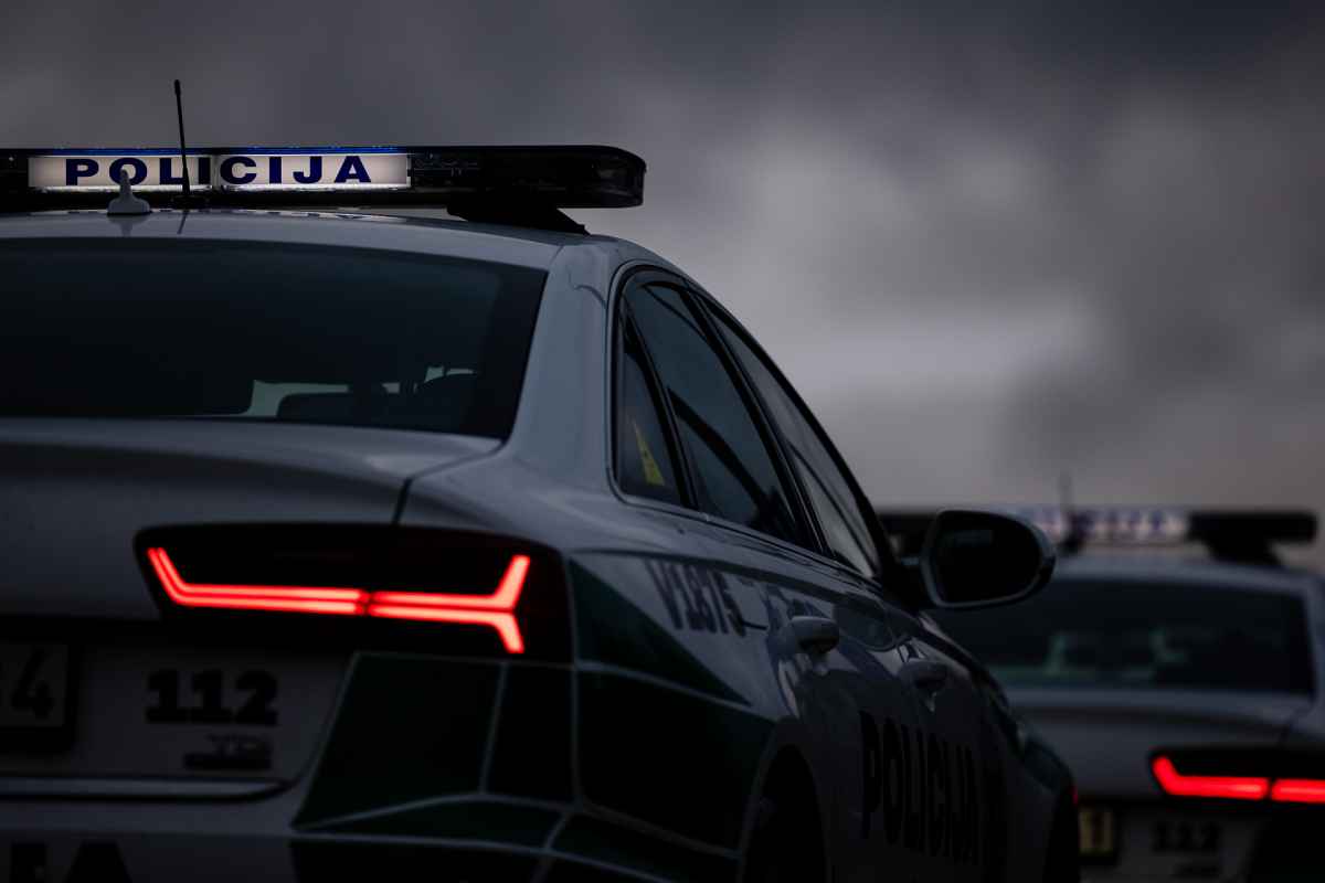 Utenos rajone iš įmonės pavogta priekaba, ekskavatoriaus kaušai