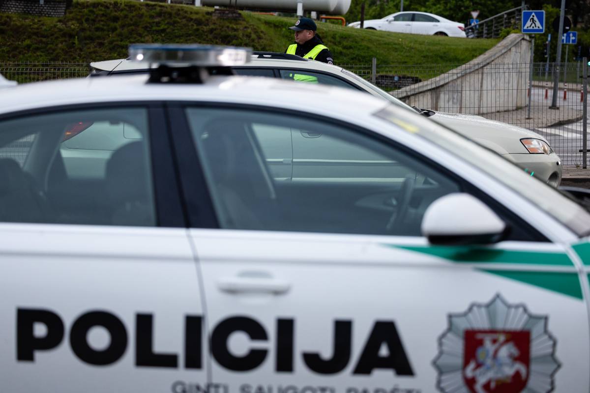 Utenoje sulaikytas vyras, jo automobilyje rasti 89 paketėliai su galimai narkotine medžiag